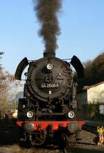 44 2546-8 dampft in der Morgensonne am G�terbahnhof Linz am Rhein vor sich hin, Linz (Rhein) am 24.04.2010
