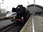 Generationen Treffen im K�lner Hbf, 52 8106 und ICE 3 am 11.12.10
