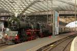 52 8134-0 der Eisenbahnfreunde Betzdorf mit dem Christkind Postexpress in K�ln Hbf am 10.12.2011