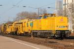 203 309-0 der DB Netz mit Bauger�t in K�ln West am 15.03.2011