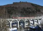 Die 218 387-9 bei der �berfahrt des Viadukts in Willingen am 30.01.2011.