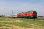 Die 218 362-2 und 218 359-8 mit dem IC 2072 nach Westerland in Borsfleth am 03,08,11  