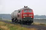 Die 218 315-0 mit den Tankzug nach Sylt bei Nieb�ll am 16,08,12
