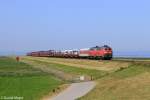 Die 218 389-5 und 218 322-6 mit dem SyltShuttle nach Nieb�ll auf dem Hindenburgdamm bei Klanxb�ll am 21.07.2013