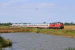 Die 218 322-6 bei Burg auf Fehmarn am 28.07.2013