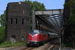 V200 033 der Hammer Eisenbahnfreunde f�hrt �ber die Rheinbr�cke bei Urmitz.