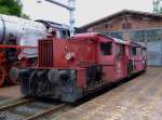 323 842-5 (K�f II) steht am 30.05.2010 in Westerburg vor der alten Lokstation der Westerw�lder Eisenbahnfreunde WEF 44 508 e.V., dahinter steht 323 864-9. Die 323 842-5  Die Lok wurde 1960 (Fabr.-Nr. 13210) bei der Firma Jung in Jungenthal bei Kirchen/Sieg gebaut und an die DB als  K�f 6772   ausgeliefert. 1968 erfolgte die Umzeichnung in  323 842-5, die Ausmusterung bei der DB erfolgte 1996.