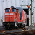 Diese 363er rangiert gerade eine Dosto Garnitur aus den Hallen des Frankfurter Betriebswerks.Diese Bild wurde von einer �ffentlichen Stra�e aus gemacht.