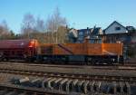 Die Kreisbahn Siegen-Wittgenstein (KSW) mit der northrail - Mietlok eine MaK G 1206 am 03.03.2011 im Bahnhof Herdorf.
