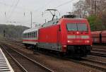 101 050-3 mit einem IC Wagen in K�ln West am 05.04.2012