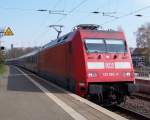 Eine 101 f�hrt mit einen IC in den Bahnhof Uelzen ein (13.04.10)