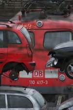 110 417 noch vrsteckt sie sich hinter ein paar Schrott PKWs.