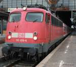 Die 110 406-4 vedrtritt am 22.06.2010 eine 143 vor einem RE.