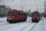 111 1xx + 111 038 am 11.12.2010 im Bahnhof von Regensburg