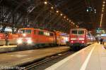 Die 111 013-9 mit dem RE9 nach Siegen und die 111 156 mit dem RE7 nach Krefeld in K�ln Hbf am 28,12,12