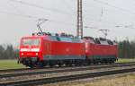 Die leuchtend rote, offenbar frisch lackierte 120 115-1 mit der 120 157-3 am Haken! Aufgenommen am 25.02.11, bei der Durchfahrt durch Gersthofen.