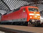 120 126-8 mit frischer verkehrs(t) roter Lackierung , streckt ihre Nase gen aufgehende Sonne (f�r wenige Minuten schien sie heut fr�h)am 6.3.2010 in K�ln Hbf.