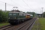 Die E40 128 mit der CFL 1604 und Wagen in Igel am 20,06,11