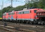 140 855 plus 2 weitere 140er, deren Nummern nicht erkennbar sind im Zug, den 140 808-7 anf�hrt, aufgenommen in Gremberg am 28.07.2010