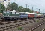 E40 128 mit einer Garnitur historischer Reiszugwagen f�r das BW Fest im alten BW K�ln Nippes am 14./15.08.2010 in K�ln West am 13.08.2010