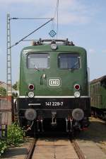 Die 141 228-7 in Darmstadt-Kranichstein am 03,06,11