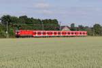 Hier Schiebt die 143 247 samt einen S-Bahn Surfer ihre S6 Richtung K�ln Nippes in Langenfeld(Rhld)am 17,06,12