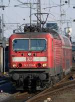 143 216-0 kommt ihrem RB27 in Deutz an , am 6.3.2010