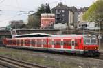 Die S8 mit Steuerwagen vorraus mit BR143 bespannt beim Halt in Wuppertal Steinbeck am 11.04.10
