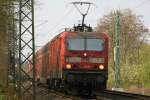 Die 143 073-5 mit einem RE aufgenommen in Raunheim am 14.04.2010.