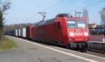Railion 145 046-9 f�hrt durch Uelzen mit einen langen Containerzug (13.04.10)