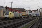 ES 64 U2 006 mit einem Containerzug in W�rzburg HBF am 12.12.2010