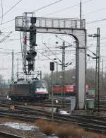 Diese massive Stahlbr�cke f�r nur ein Hauptsignal und Vorsignal.