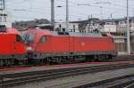 182 024 steht mit einer �BB 1216 im Salzburger Hauptbahnhof