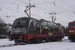 183 001 am 11.12.2010 im Bahnhof von Regensburg