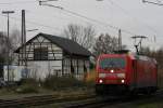 Der alte Schuppen und die moderne 185 308-4 am 17.11.2010 in Ratingen Lintorf nebereinander