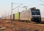 185 572-5 mit Containerzug hinter K�ln Porz am 03.03.2011