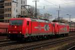 185 584-0 der HGK mit Schwestermaschine in K�ln West am 31.03.2012