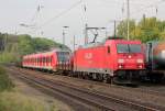185 251-6 mit der �berf�hrung von 430 600/100 (S-Bahn Rhein/Main) in K�ln West am 03.05.2013