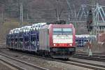 Die 185 601-2 von Crossrail mit einen Ford Autozug in K�ln West am 27,12,  09