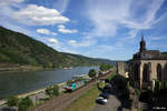 186 218-4 mit einem KV-Zug am 13.07.2017 bei Oberwesel.
