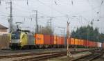 ES 64 U2-096, IBS, aufgenommen vor einem Containerzug, bei der Einfahrt in den Bahnhof Treuchtlingen, am 19.03.11.