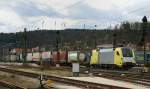 ES 64 U2-010, aufgenommen vor einem gemischten G�terzug, am 31.03.11, bei der Durchfahrt durch Treuchtlingen.