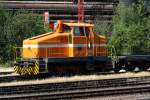 Die dreiachsige Henschellok geh�rt am 07.08.2010 dem V�lklinger Stahlwerk und rangiert hier im Rbf von V�lklingen.