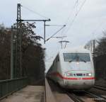 Ein ICE1 durcheilt die Br�cke am Waldstdion, allerdings sieht er recht Ramponiert aus.