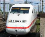 Ein ICE 2 bei der Einfahrt in K�ln Hbf am 13.06.2010