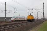 203 306-6 beim  Rennen  mit einem ICE3 , bei Porz(Rhein) am 16.03.2013