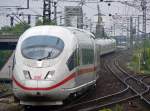 Ein ICE 3 schl�ngelt sich durch K�ln /Messe Deutz am 09.05.2010