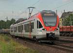 VIAS Flirt 414 mir Rotlicht vorraus (!) und einem der Tf, der durch runtergezogene Rollos gucken kann ...