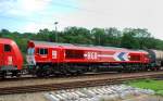 Die HGK hat sich offenbar eine nigelnagelneue Lok geleistet (oder doch nur neu lackiert?) DE668, aufgenommen bei der Durchfahrt durch Neuoffingen, am 23.06.11.