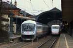 Ein IC Steuerwagen und ein ICE 402 treffen sich am 28.02.2011 im Bonner Hbf